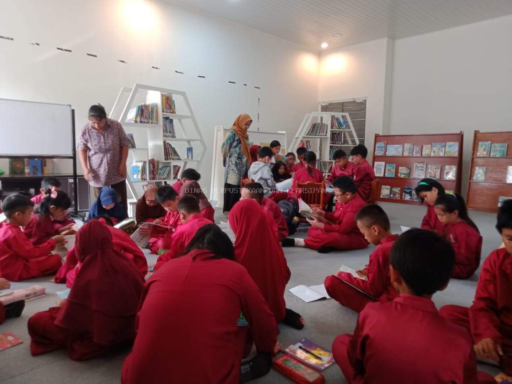 Terima Kunjungan Siswa SDN 19 Mentok, Perpusda Babar Komitmen Berikan Layanan Terbaik 