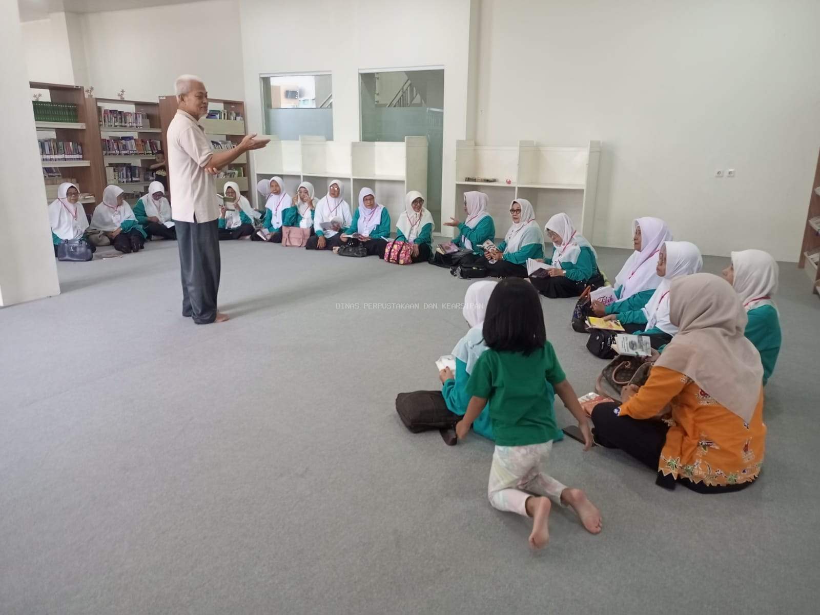 Belasan “Pelajar” Lansia Selada Desa Belo Laut Belajar di Perpusda Babar 