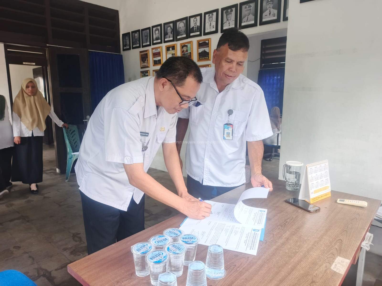 Kepala DPK Babar Serahkan Berita Acara Serah Terima Akuisisi Arsip Statis