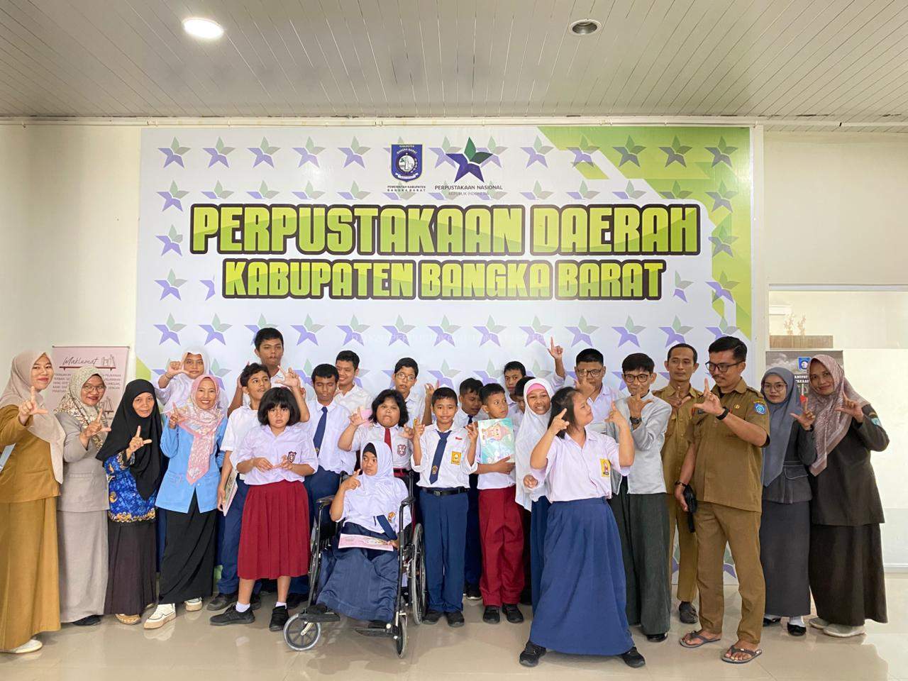 Belasan Siswa SLB Mentok Diajak Belajar di Perpusda Bangka Barat